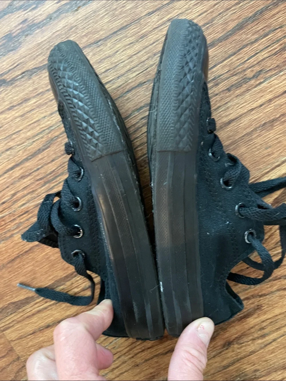Converse black low